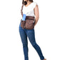 Model trägt Gassi-Tasche in Braun von Nijens mit Flaschenhalter, Leckerlifach und Platz für Handy & Kotbeutel. Frontalansicht.