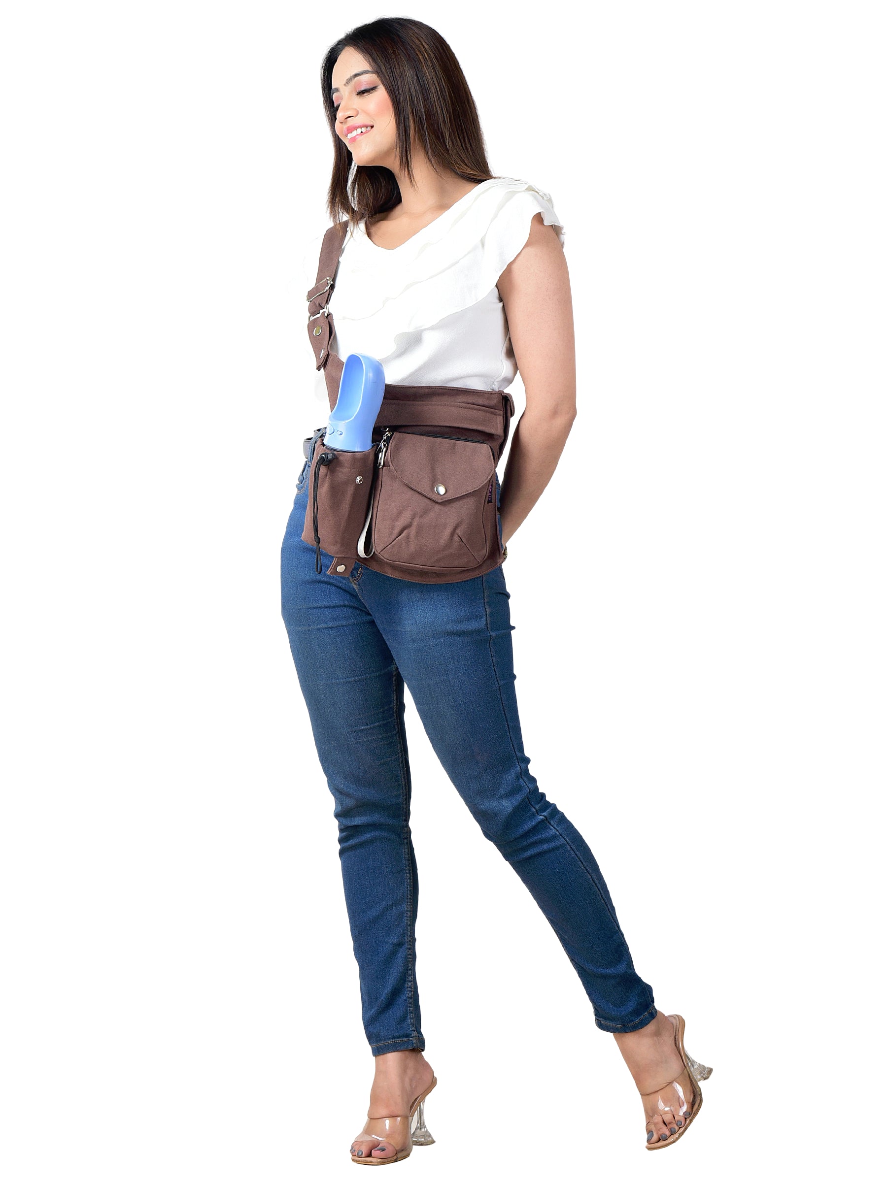Model trägt Gassi-Tasche in Braun von Nijens mit Flaschenhalter, Leckerlifach und Platz für Handy & Kotbeutel. Frontalansicht.