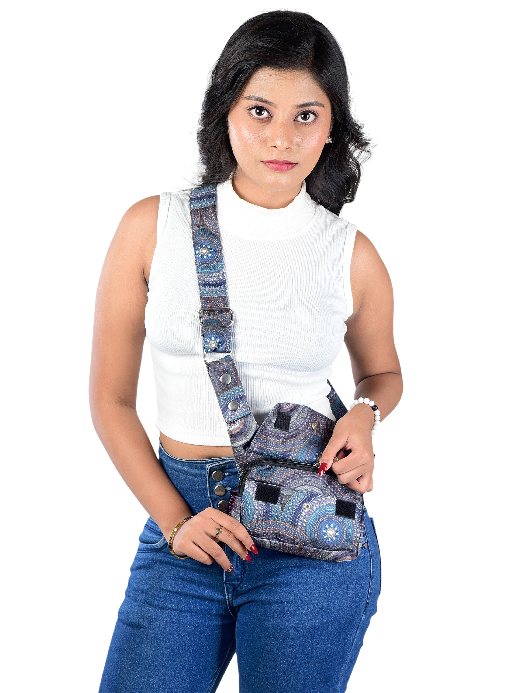 Frau trägt blaue Mandala Festival-Bauchtasche Kathmandu von Nijens quer über die Brust; kombiniert mit weißem Top und Schmuck, fotografiert im Sommer-Look.
