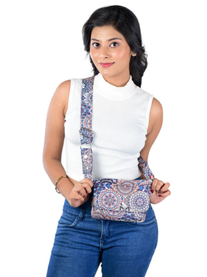 Frau trägt Mandala Festival-Bauchtasche Kathmandu in Lavendel von Nijens quer über die Brust; kombiniert mit weißem Top und Schmuck, fotografiert im Sommer-Look.