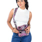 Frau trägt lila Mandala Festival-Bauchtasche Kathmandu von Nijens quer über die Brust; kombiniert mit weißem Top und Schmuck, fotografiert im Sommer-Look.
