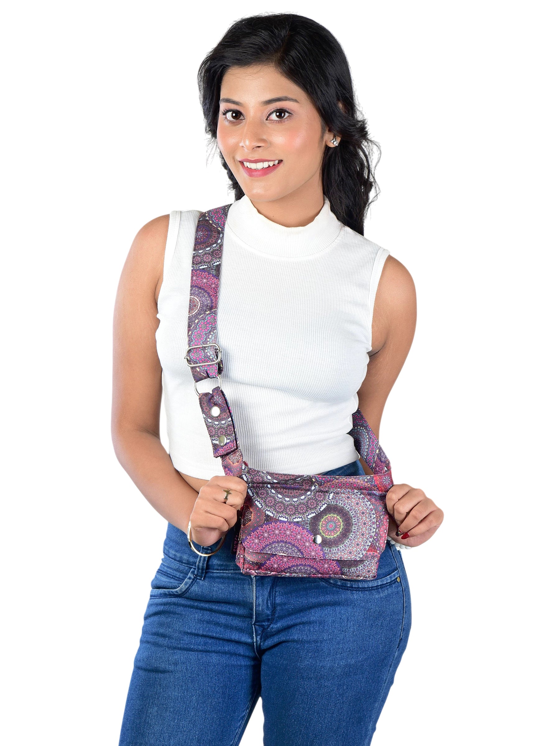 Frau trägt lila Mandala Festival-Bauchtasche Kathmandu von Nijens quer über die Brust; kombiniert mit weißem Top und Schmuck.