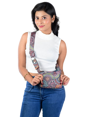 Frau trägt bunte Mandala Festival-Bauchtasche Kathmandu von Nijens quer über die Brust; kombiniert mit weißem Top und Schmuck.