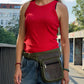 Model trägt als Hüfttasche Paris Bauchtasche aus 100% Baumwolle Canvas mit einzigartigem Khaki Ethno-Print