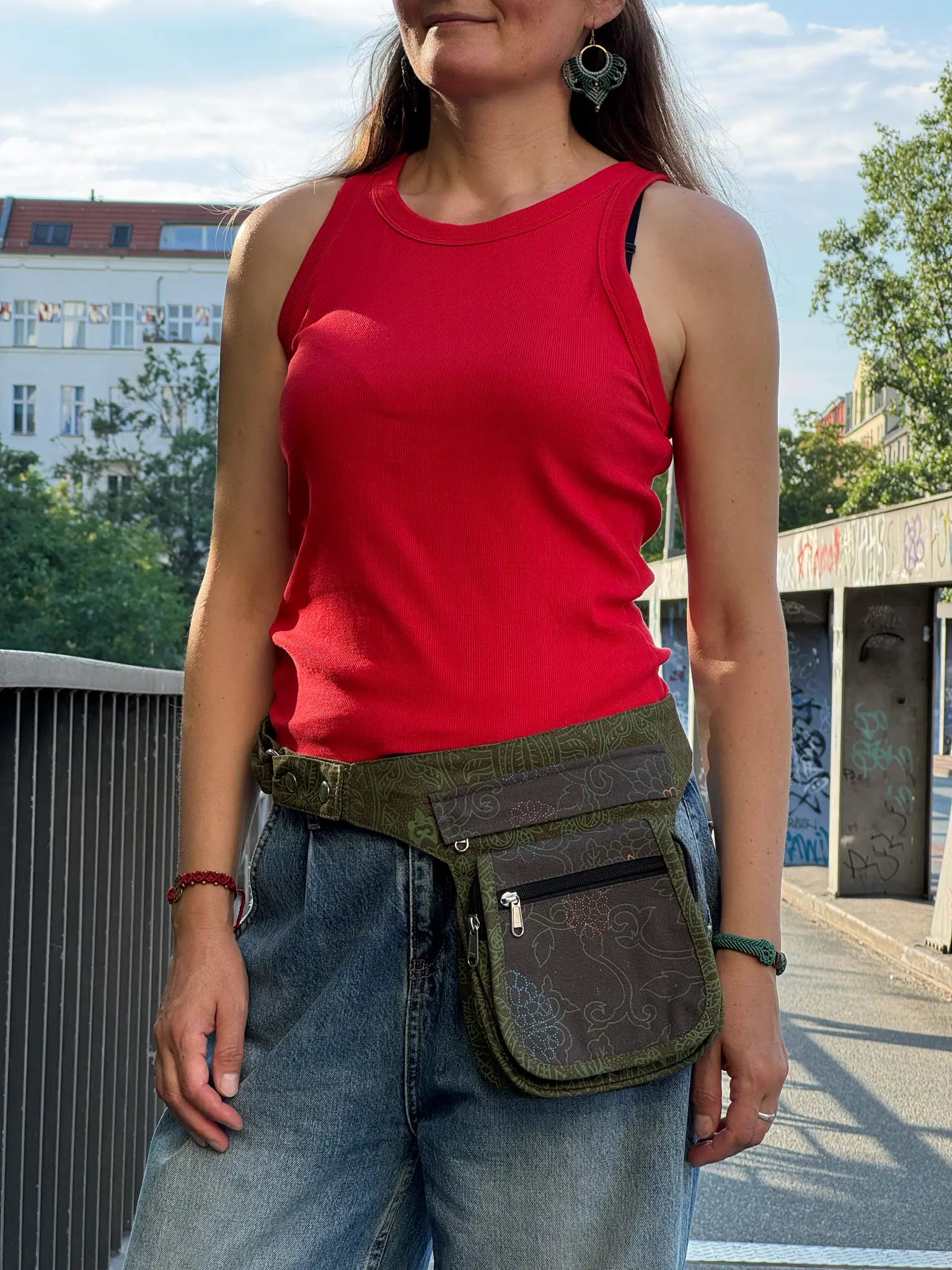 Model trägt als Hüfttasche Paris Bauchtasche aus 100% Baumwolle Canvas mit einzigartigem Khaki Ethno-Print
