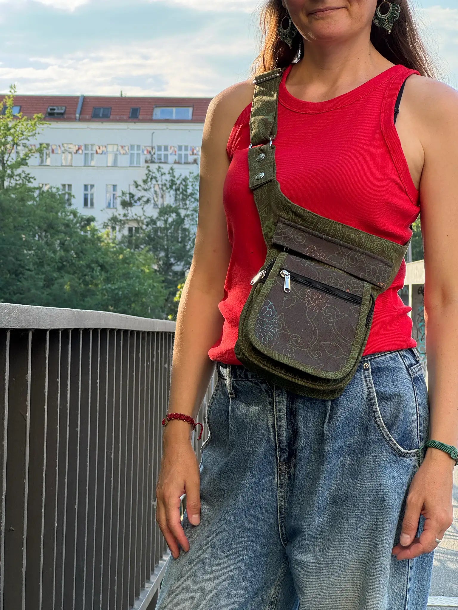 Paris Bauchtasche aus 100% Baumwolle Canvas mit einzigartigem Khaki Ethno-Print als Crossbody getragen.