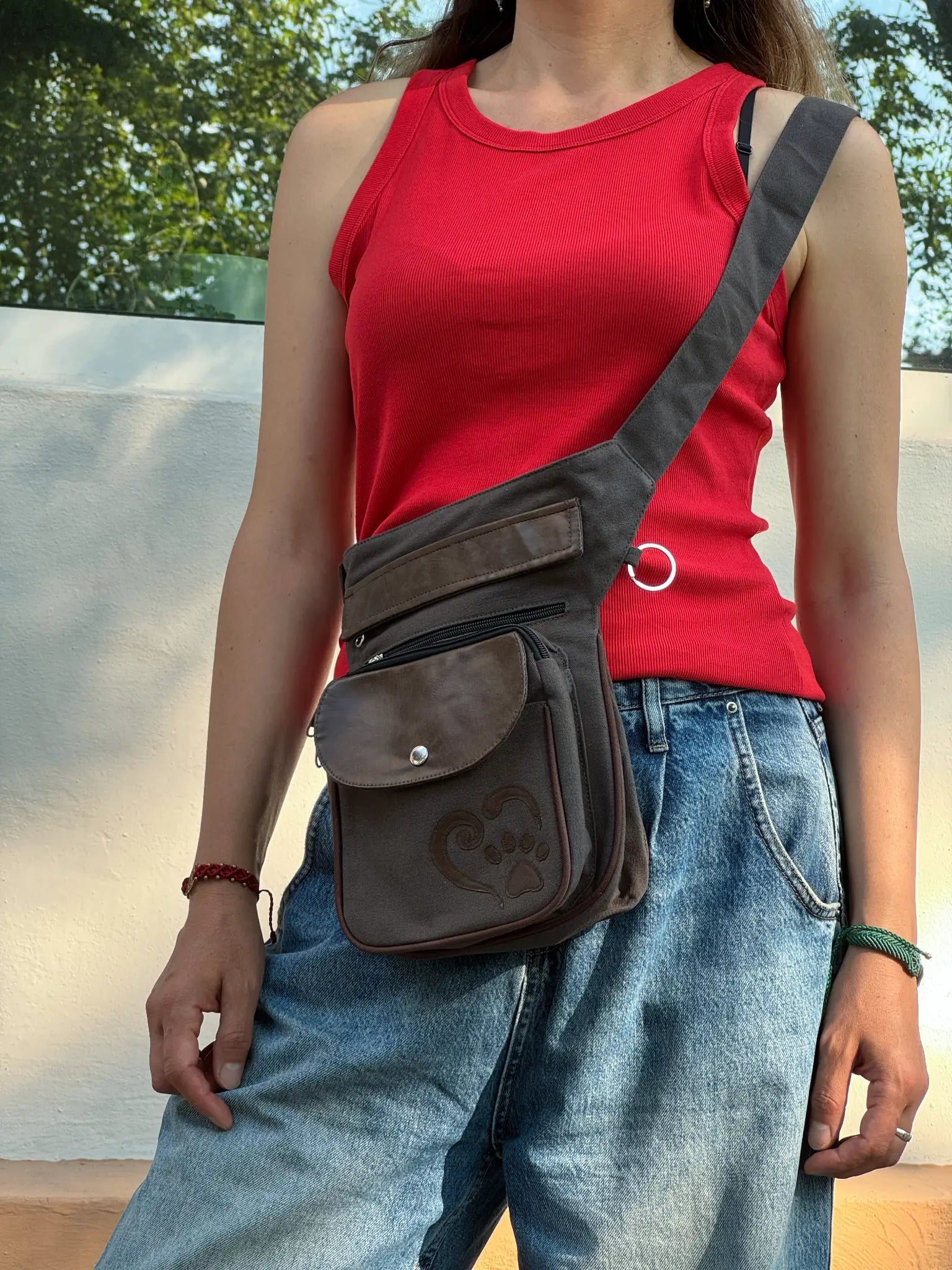 Braun-graue NIJENS Super-Hannover Gassi-Tasche im Vintage-Look mit Lederdetails und Herz-Pfoten-Prägung, als Crossbody-Tasche getragen.