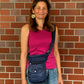 Dunkelblaue wasserabweisende NIJENS Super-Hannover Gassi-Tasche als Umhängetasche getragen. Bequeme Crossbody-Tasche für Hundespaziergänge und den Alltag.
