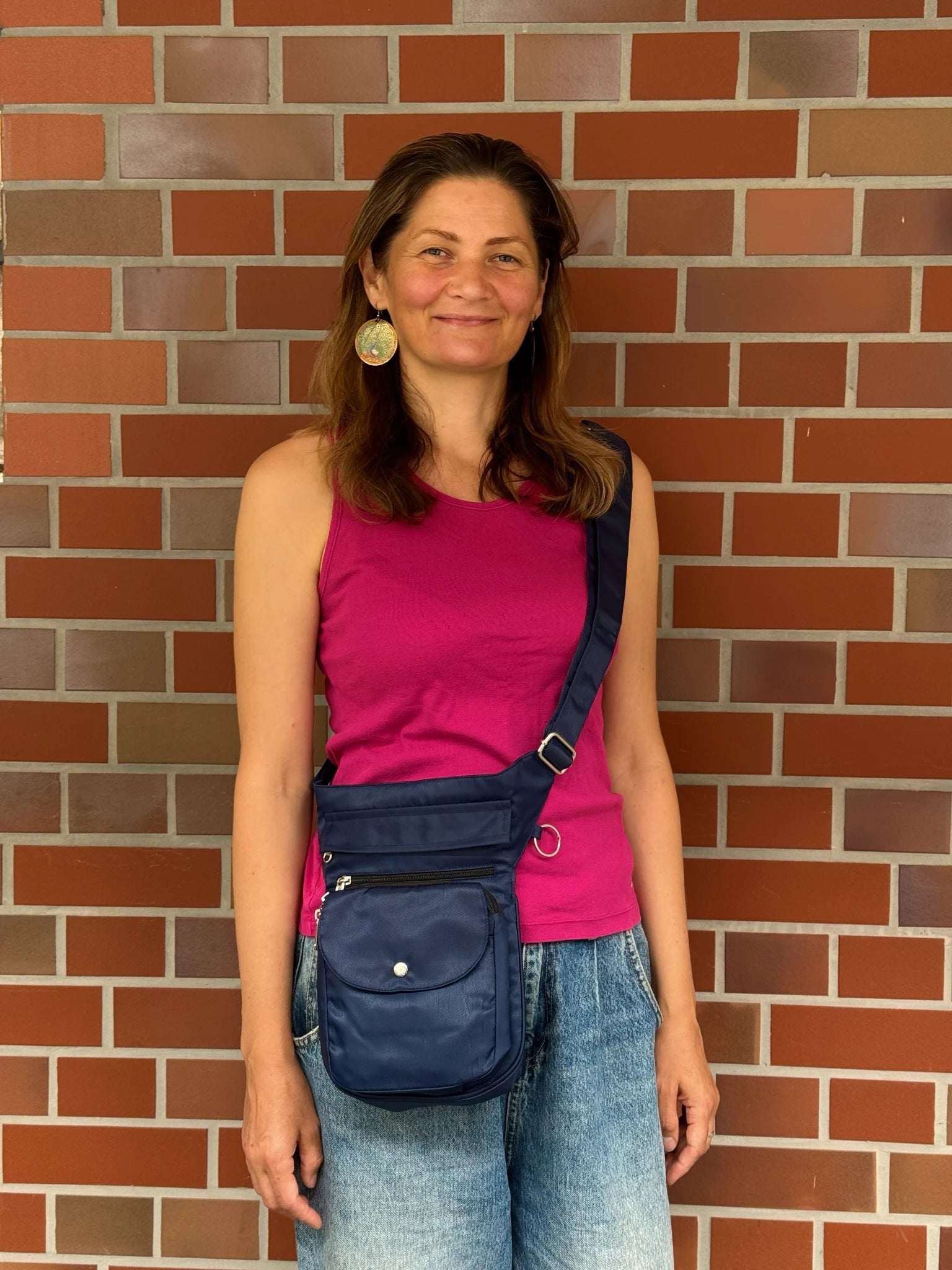 Dunkelblaue wasserabweisende NIJENS Super-Hannover Gassi-Tasche als Umhängetasche getragen. Bequeme Crossbody-Tasche für Hundespaziergänge und den Alltag.
