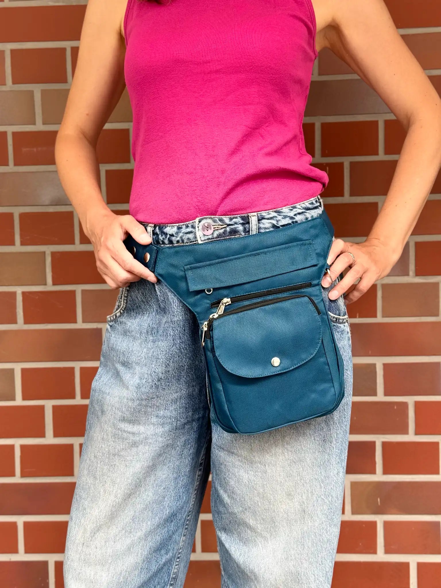 Türkisblaue wasserabweisende NIJENS Super-Hannover Gassi-Tasche als Hüfttasche getragen. Funktionale Tasche mit mehreren Fächern für Hundezubehör und persönliche Gegenstände.
