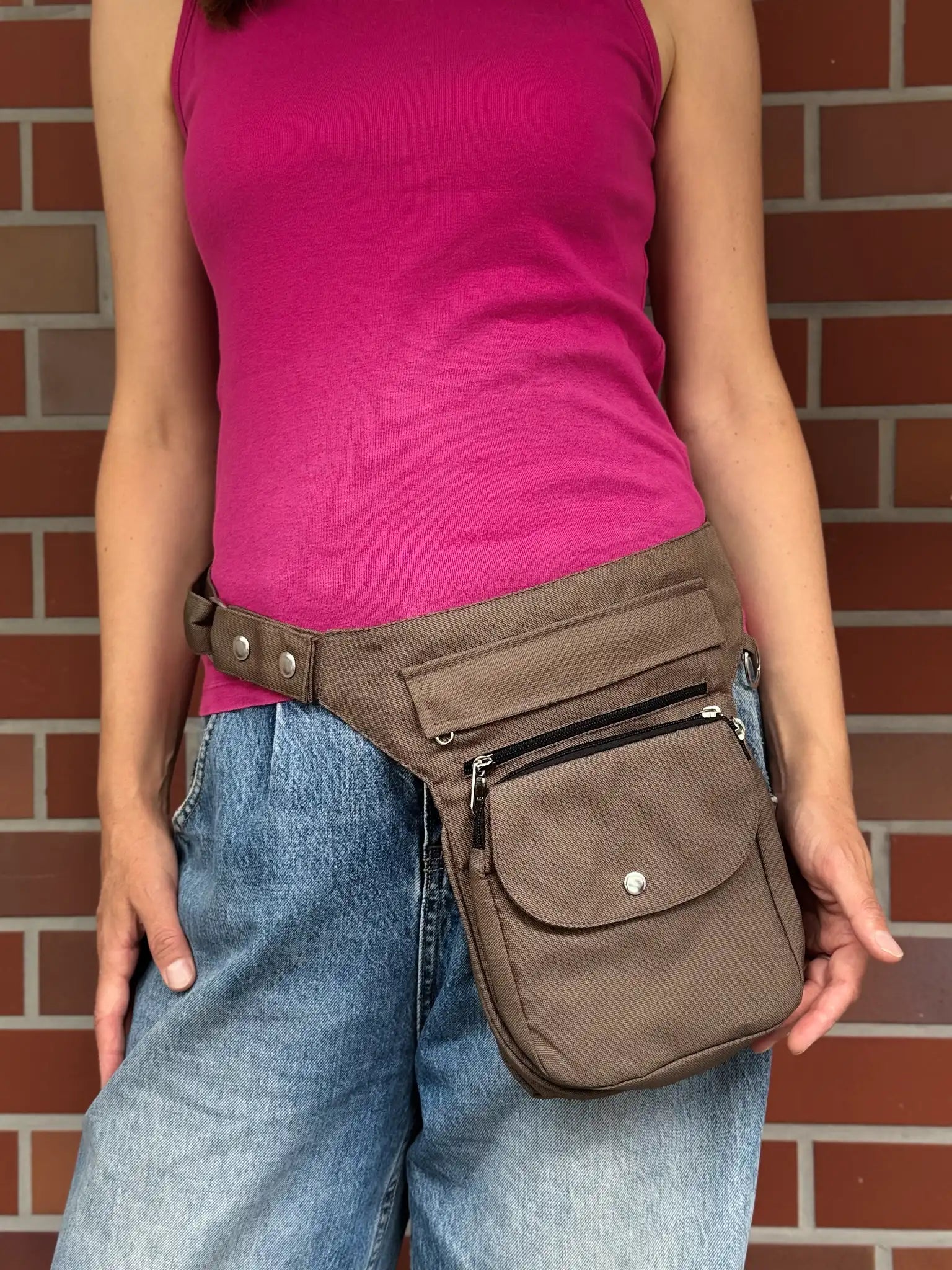 Braune wasserabweisende NIJENS Super-Hannover Gassi-Tasche als Hüfttasche getragen. Praktische Hundetasche mit viel Stauraum für Leckerlis, Kotbeutel und Smartphone.