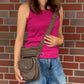 Braune wasserabweisende NIJENS Super-Hannover Gassi-Tasche als Crossbody getragen. Vielseitige Umhängetasche für Spaziergänge mit Hund, Reisen und den täglichen Gebrauch.