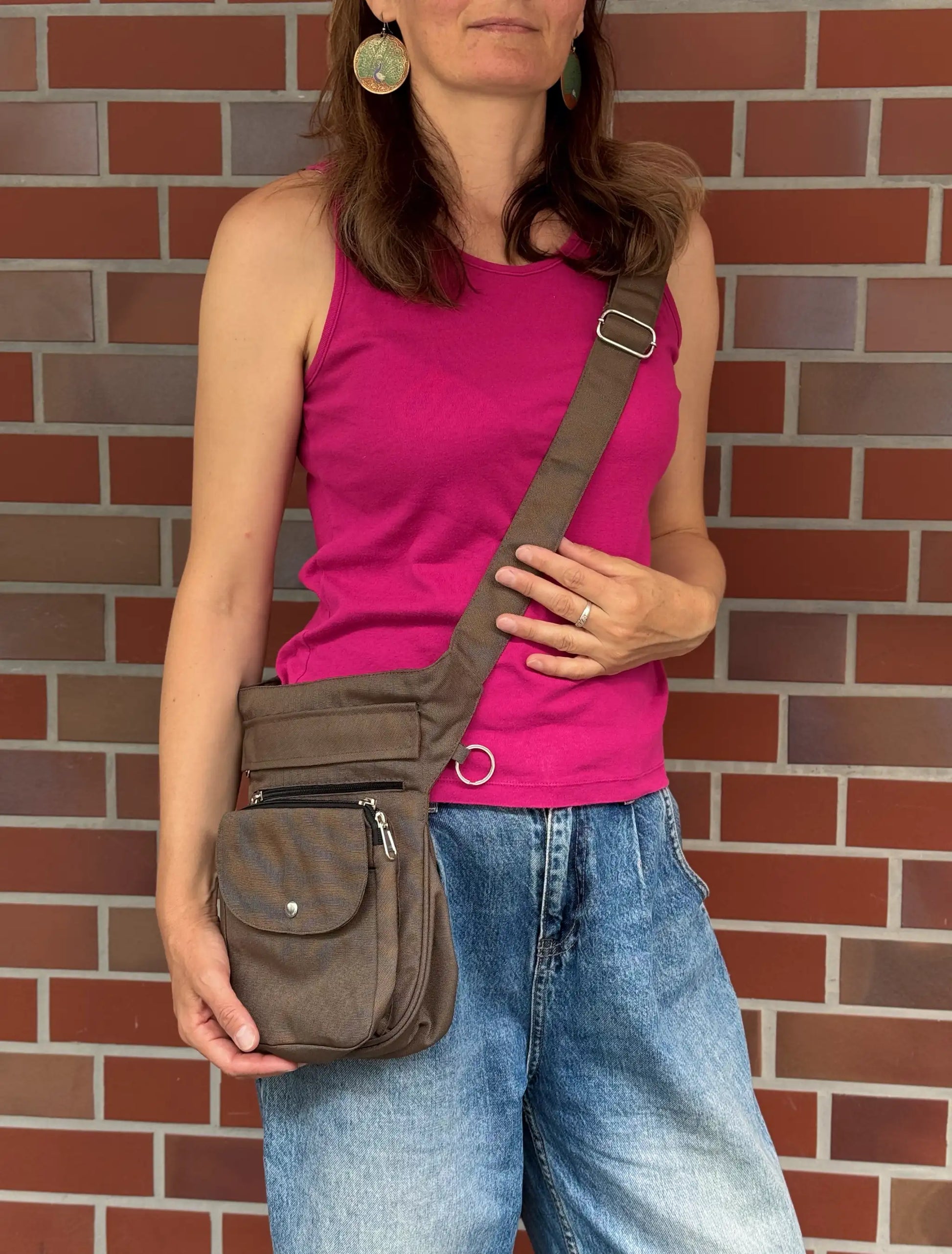 Braune wasserabweisende NIJENS Super-Hannover Gassi-Tasche als Crossbody getragen. Vielseitige Umhängetasche für Spaziergänge mit Hund, Reisen und den täglichen Gebrauch.