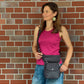 Dunkelgraue wasserabweisende NIJENS Super-Hannover Gassi-Tasche als Umhängetasche getragen. Praktische Hundetasche mit viel Stauraum für Leckerlis, Kotbeutel und Smartphone.