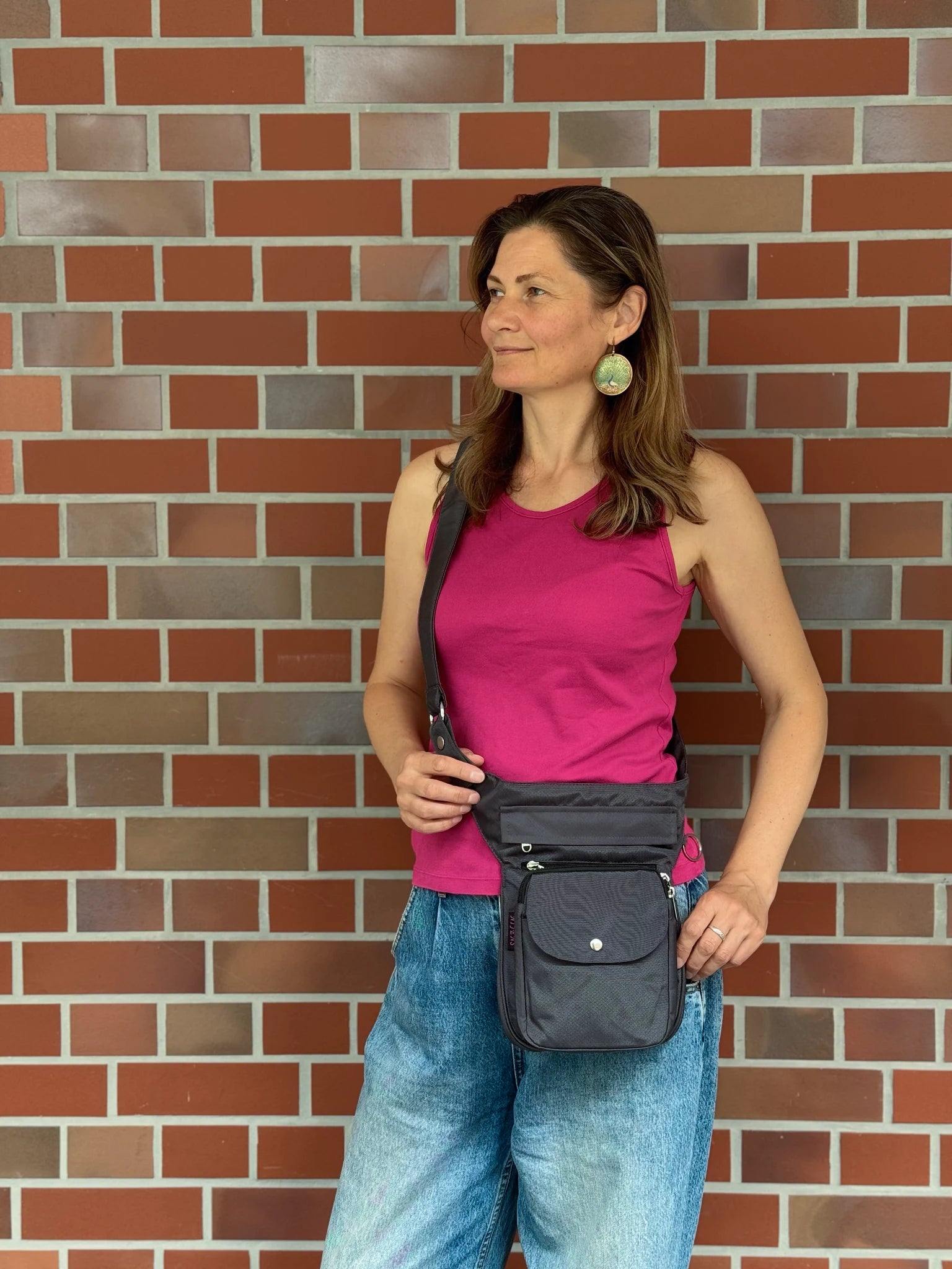 Dunkelgraue wasserabweisende NIJENS Super-Hannover Gassi-Tasche als Umhängetasche getragen. Praktische Hundetasche mit viel Stauraum für Leckerlis, Kotbeutel und Smartphone.