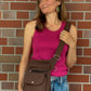 Braune NIJENS Super-Hannover Gassi-Tasche als Crossbodytasche getragen. Praktische Hundetasche mit viel Stauraum.