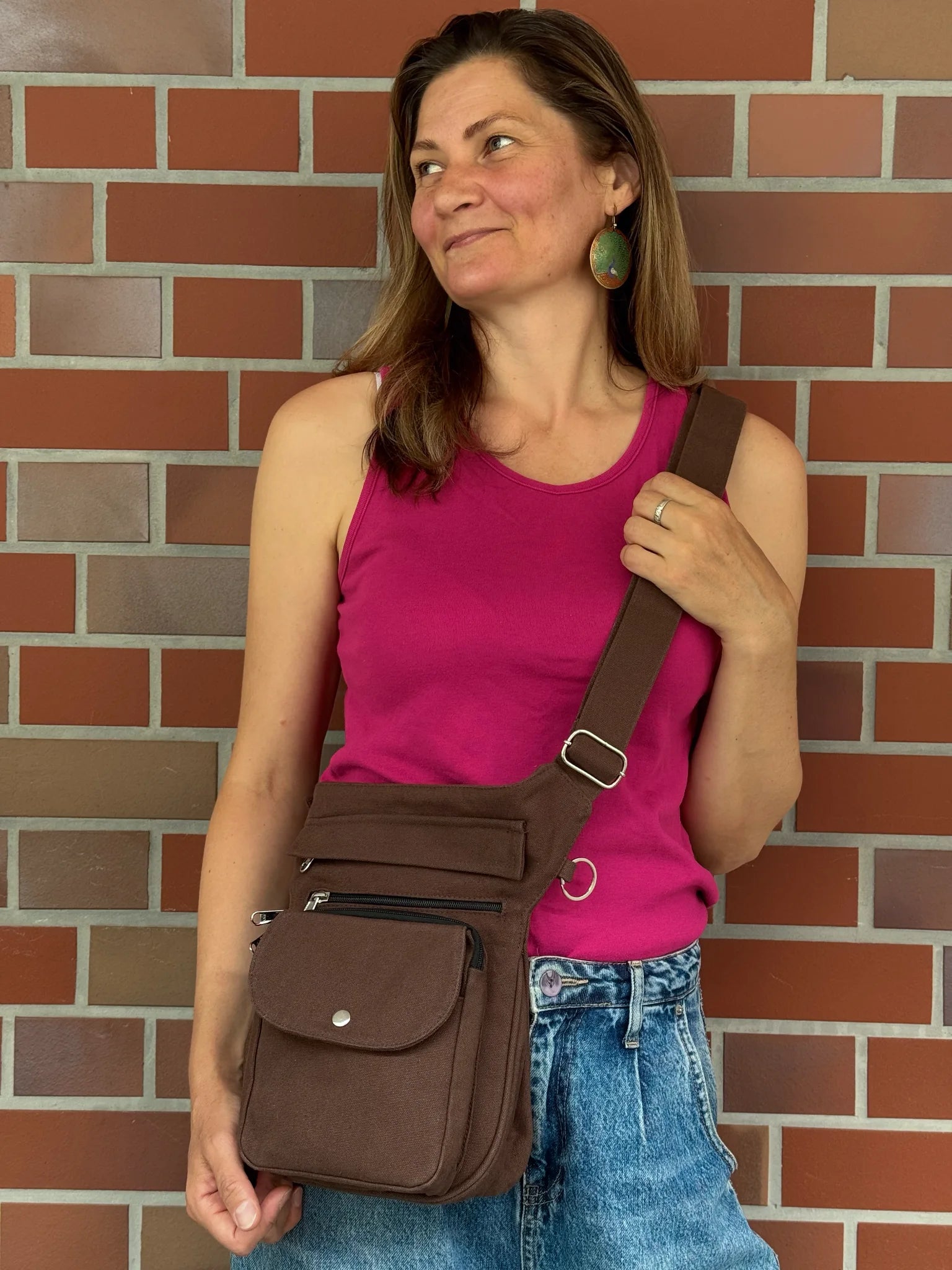Braune NIJENS Super-Hannover Gassi-Tasche als Crossbodytasche getragen. Praktische Hundetasche mit viel Stauraum.