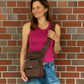 Braune NIJENS Super-Hannover Gassi-Tasche als Crossbodytasche getragen. Praktische Hundetasche mit viel Stauraum für Leckerlis und Smartphone.