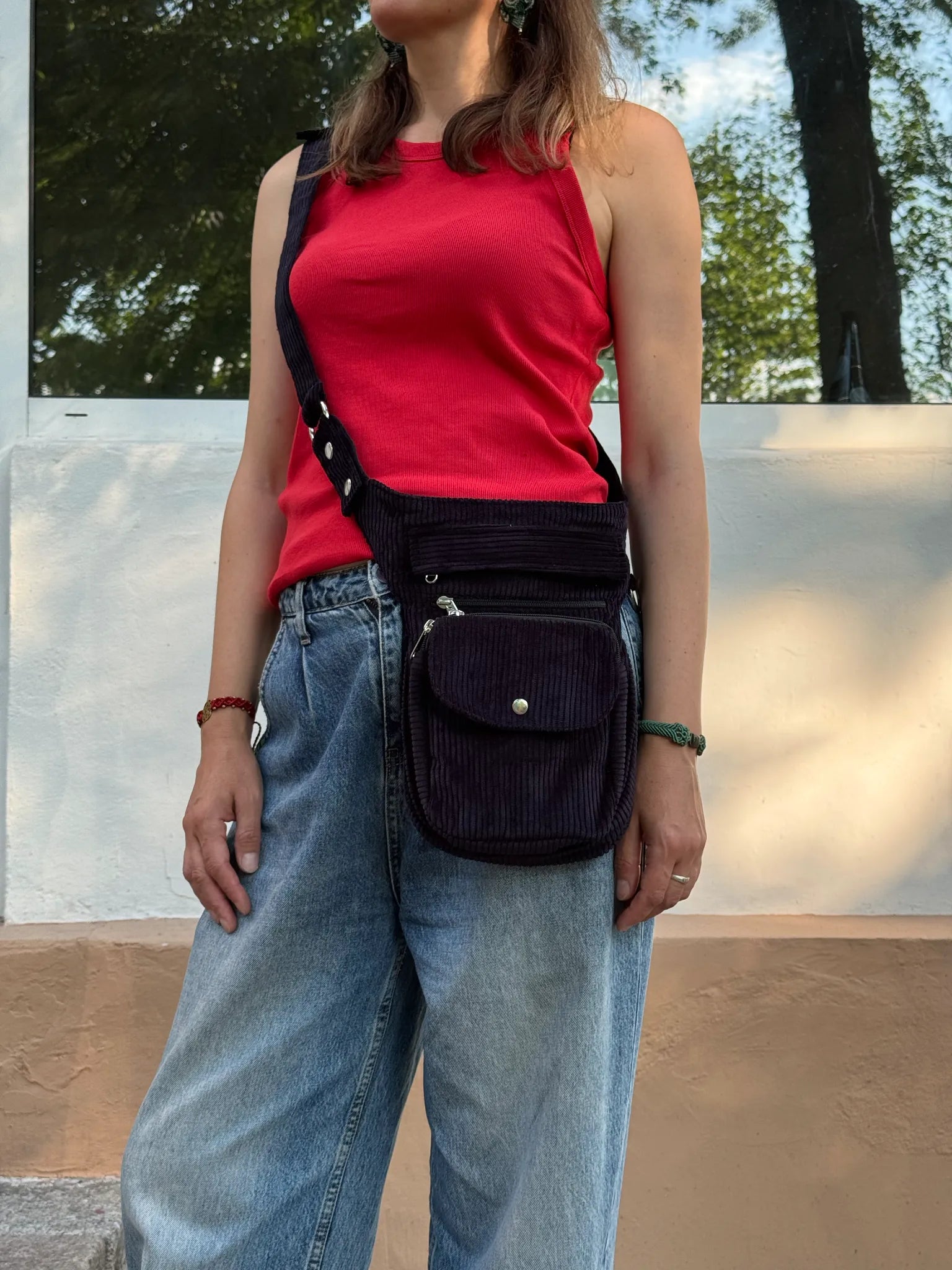Bauchtasche Paris aus dunkelblauem Cord als Crossbody getragen – praktische Nijens Tasche mit mehreren Reißverschlussfächern