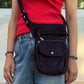 Bauchtasche Paris aus dunkelblauem Cord als Crossbody getragen – praktische Nijens Tasche 