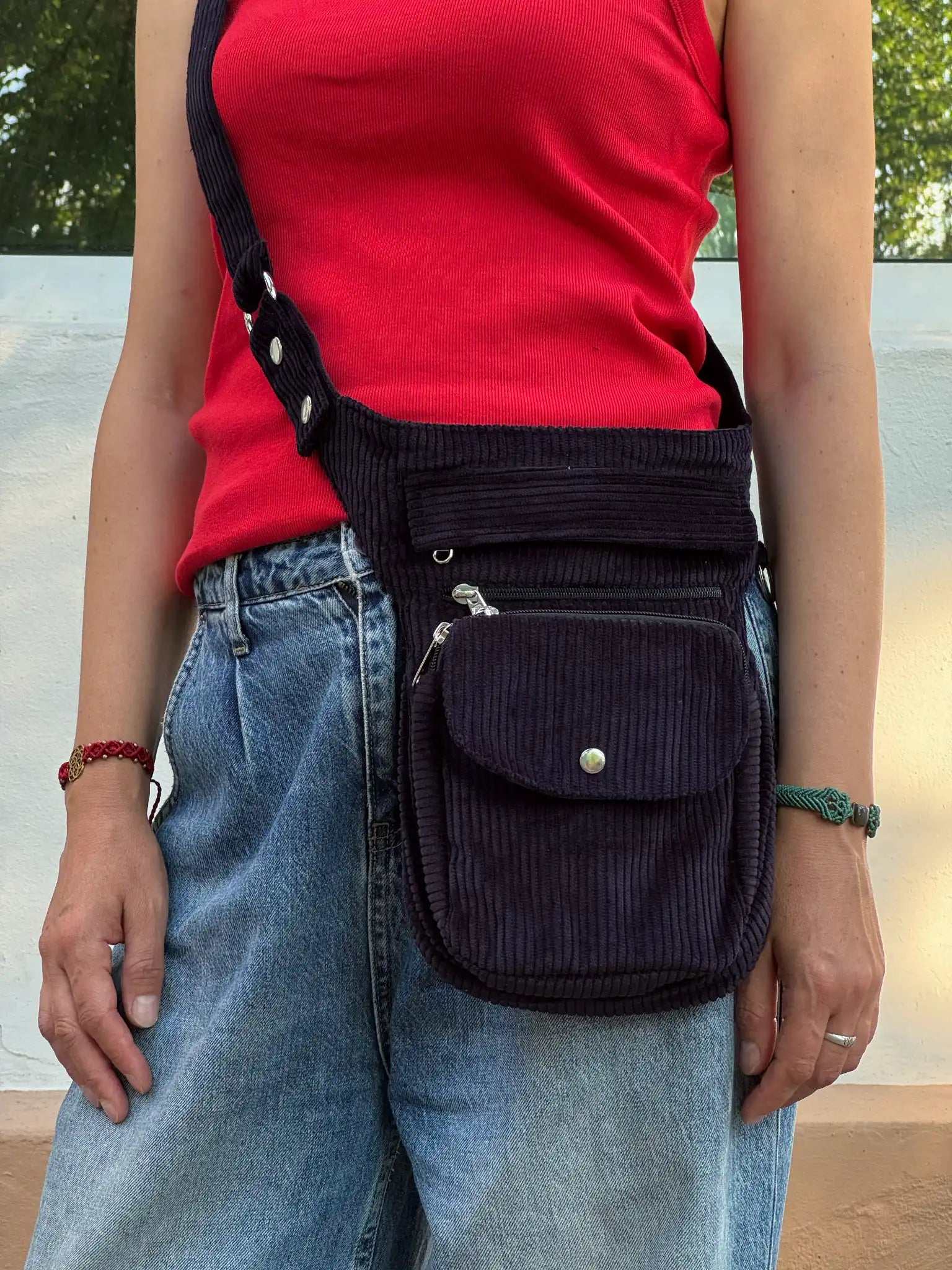 Bauchtasche Paris aus dunkelblauem Cord als Crossbody getragen – praktische Nijens Tasche 