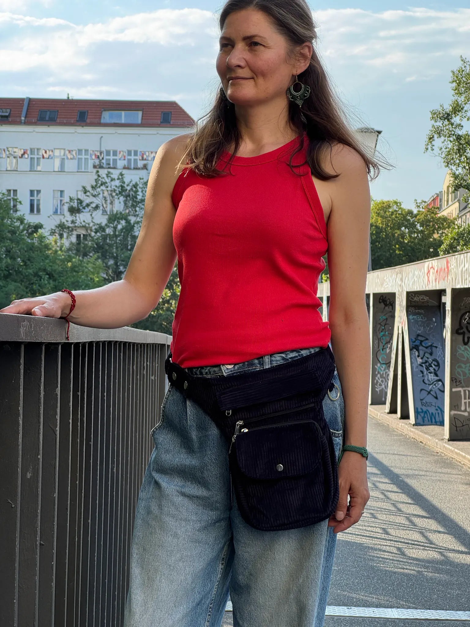 Dunkelblaue NIJENS Super-Hannover Gassi-Tasche aus Cord, als Hüfttasche getragen – praktische Begleiterin für Gassi-Runden und Alltag.