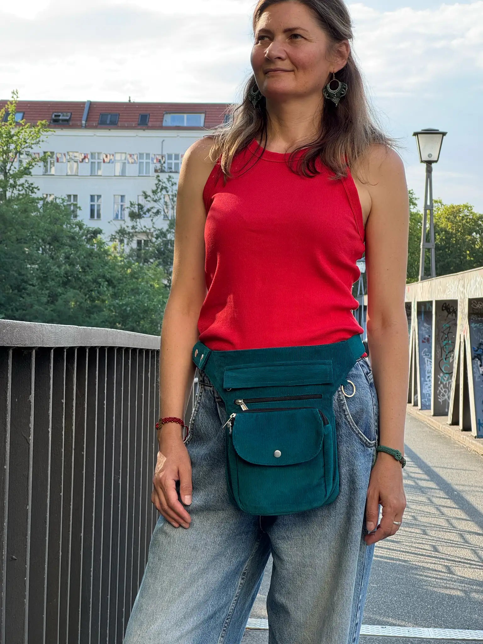 Petrolfarbene NIJENS Super-Hannover Gassi-Tasche aus Cord, als Hüfttasche getragen – praktische Begleiterin für Gassi-Runden und Alltag.