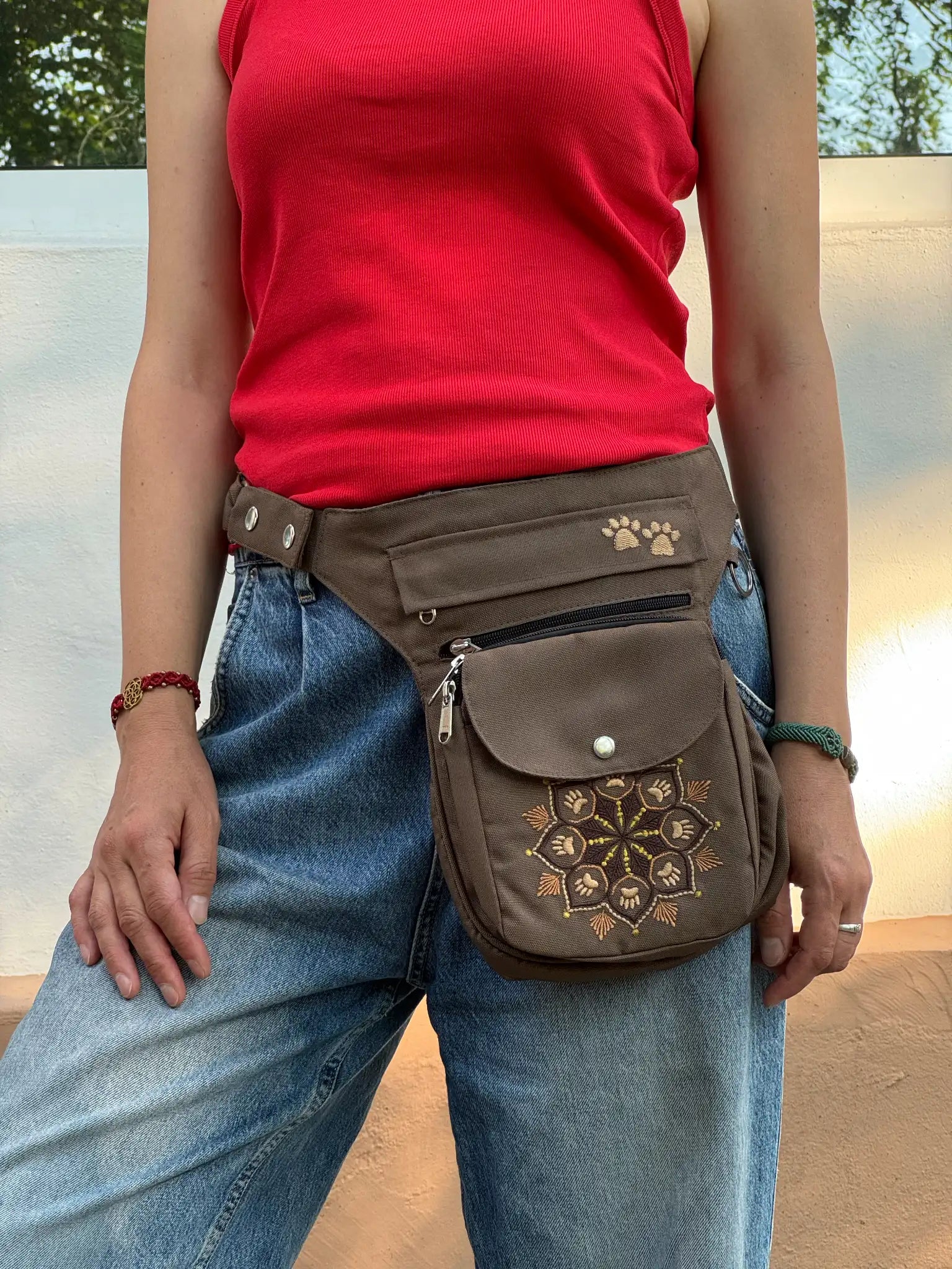 Braune wasserabweisende NIJENS Super-Hannover Gassi-Tasche mit Mandala Print als Hüfttasche getragen. Praktische Hundetasche mit viel Stauraum für Leckerlis, Kotbeutel und Smartphone.