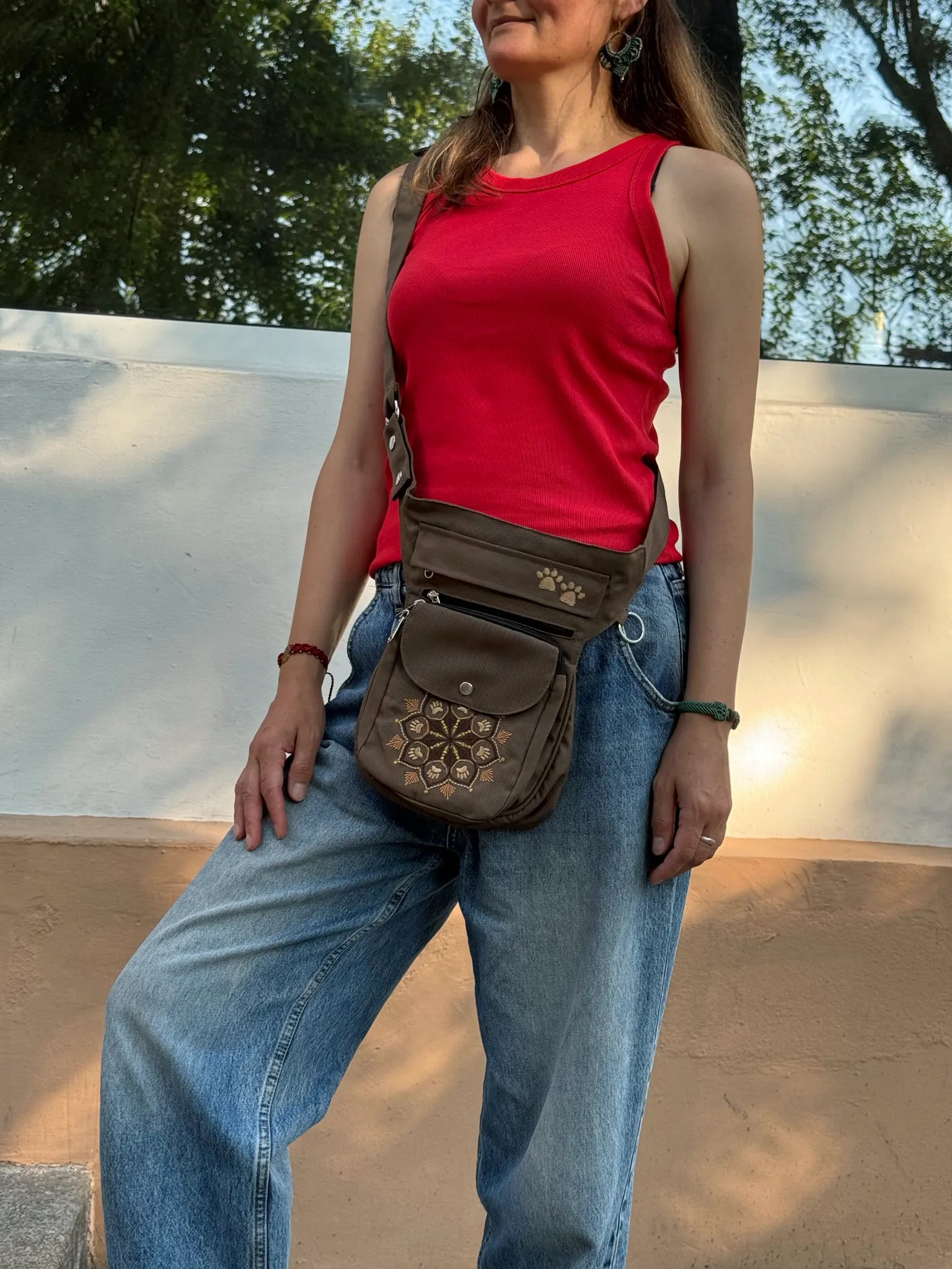 Braune NIJENS Super-Hannover Gassi-Tasche mit Mandala- und Pfotenstickerei als Crossbody-Tasche getragen – praktisch für Hundespaziergänge und Alltag.
