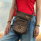 Braune wasserabweisende NIJENS Super-Hannover Gassi-Tasche mit Mandala Print als Crossbody getragen. Praktische Hundetasche mit viel Stauraum für Leckerlis, Kotbeutel und Smartphone.