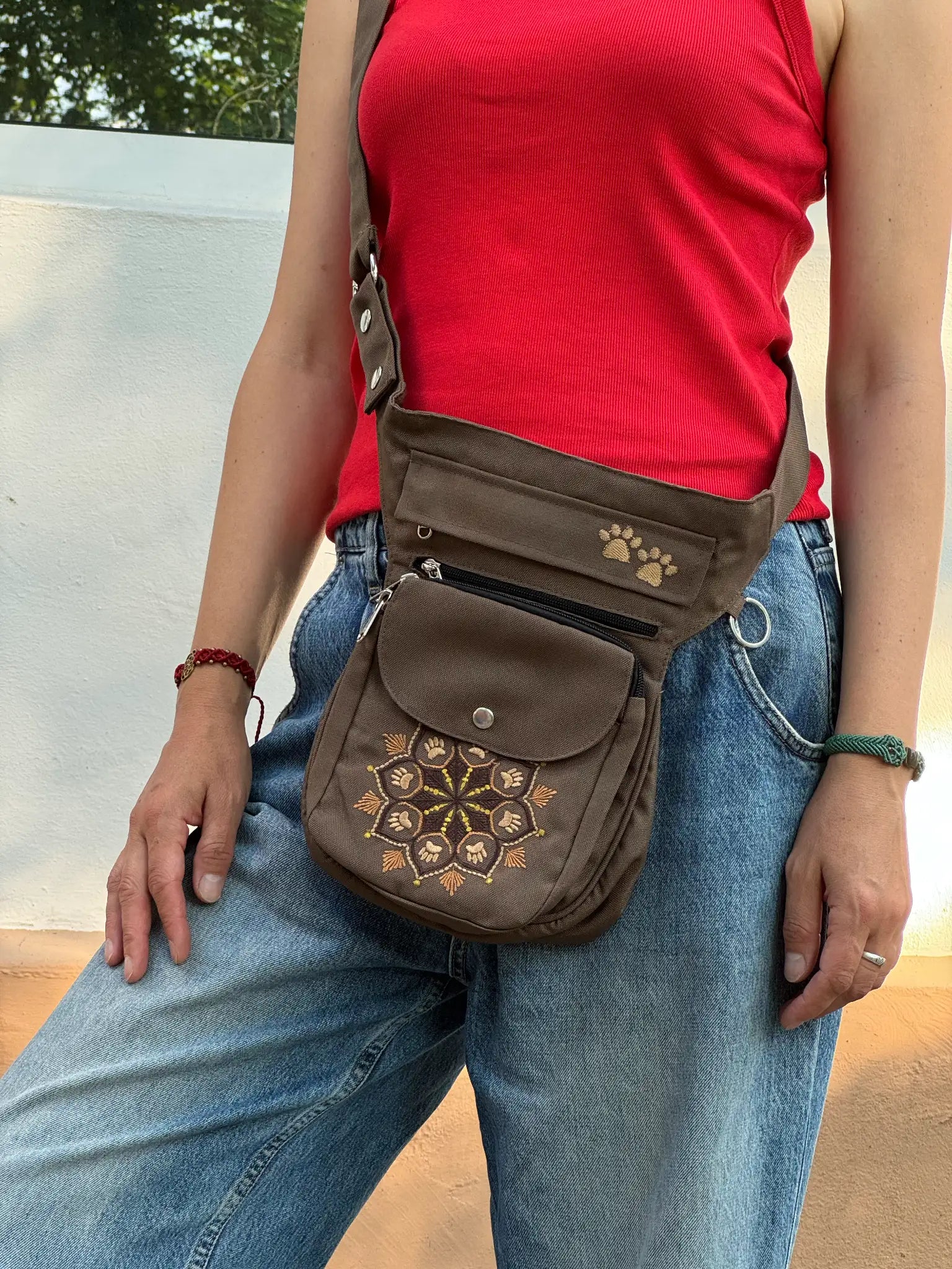 Braune wasserabweisende NIJENS Super-Hannover Gassi-Tasche mit Mandala Print als Crossbody getragen. Praktische Hundetasche mit viel Stauraum für Leckerlis, Kotbeutel und Smartphone.