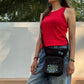 Schwarze wasserabweisende NIJENS Super-Hannover Gassi-Tasche mit Mandala Print als Crossbody getragen. Praktische Hundetasche mit viel Stauraum für Leckerlis, Kotbeutel und Smartphone.