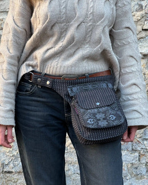 Gassitasche Nijens Hannover in Schwarz mit Ethno-Muster als Bauchtasche getragen, praktische Hüfttasche für Spaziergänge mit Hund mit mehreren Fächern für Leckerlis, Handy und Zubehör