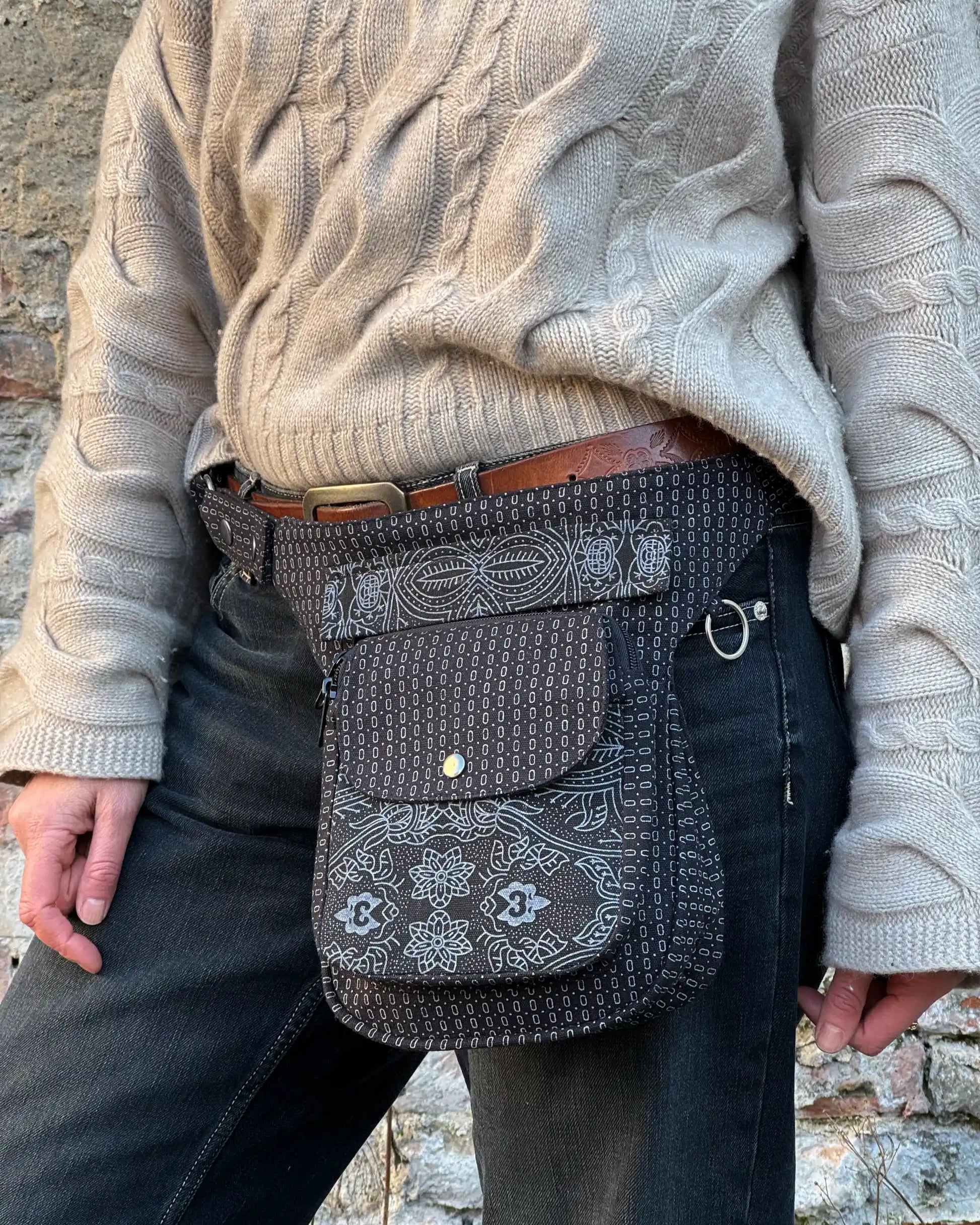 Gassitasche Nijens Hannover in Schwarz mit Ethno-Muster als Bauchtasche getragen.