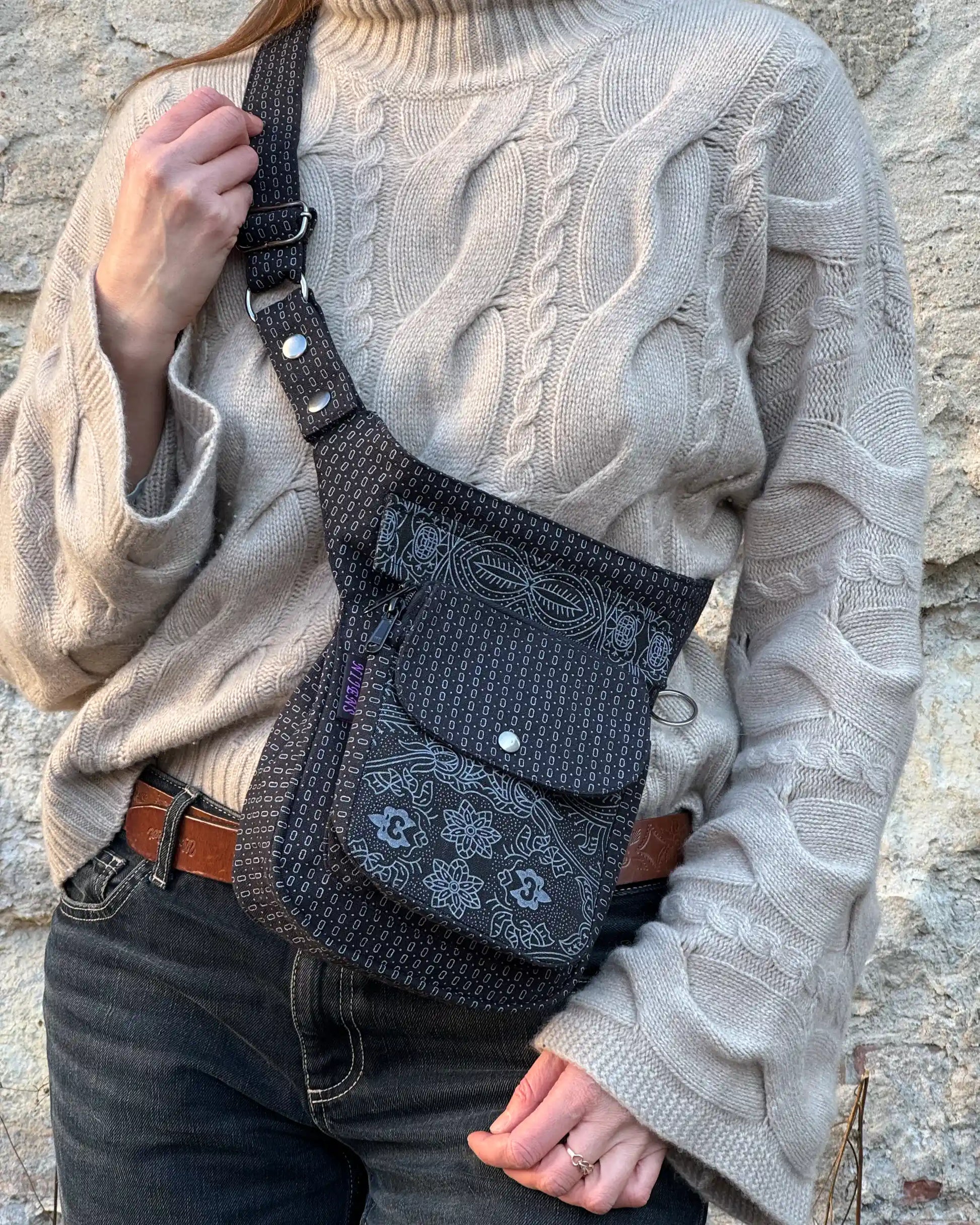 Nijens Gassitasche Hannover aus Baumwolle in Schwarz mit Muster als Crossbody getragen, funktionale Hundetasche für Spaziergänge mit Platz für Leckerlis, Kotbeutel und Smartphone
