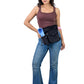 Model trägt Cord Gassi-Tasche in Anthrazit von Nijens mit Flaschenhalter & Kotbeutel. Frontalansicht.