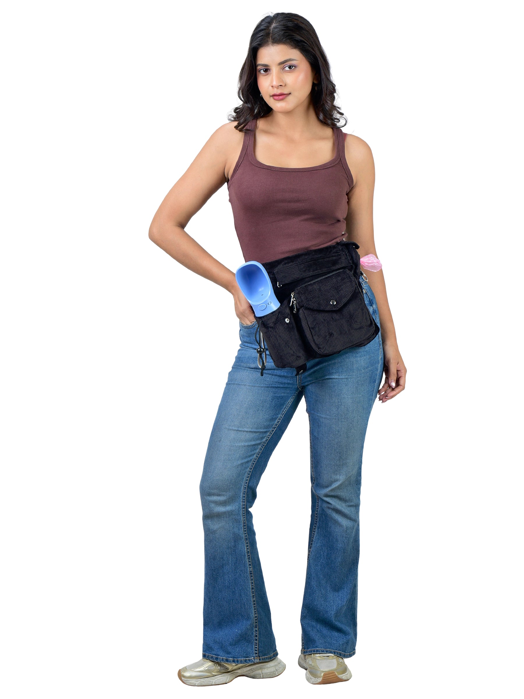 Model trägt Cord Gassi-Tasche in Anthrazit von Nijens mit Flaschenhalter & Kotbeutel. Frontalansicht.
