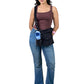 Model trägt Crossbody Cord Gassi-Tasche in Anthrazit von Nijens mit Flaschenhalter, Leckerlifach und Platz für Handy & Kotbeutel.