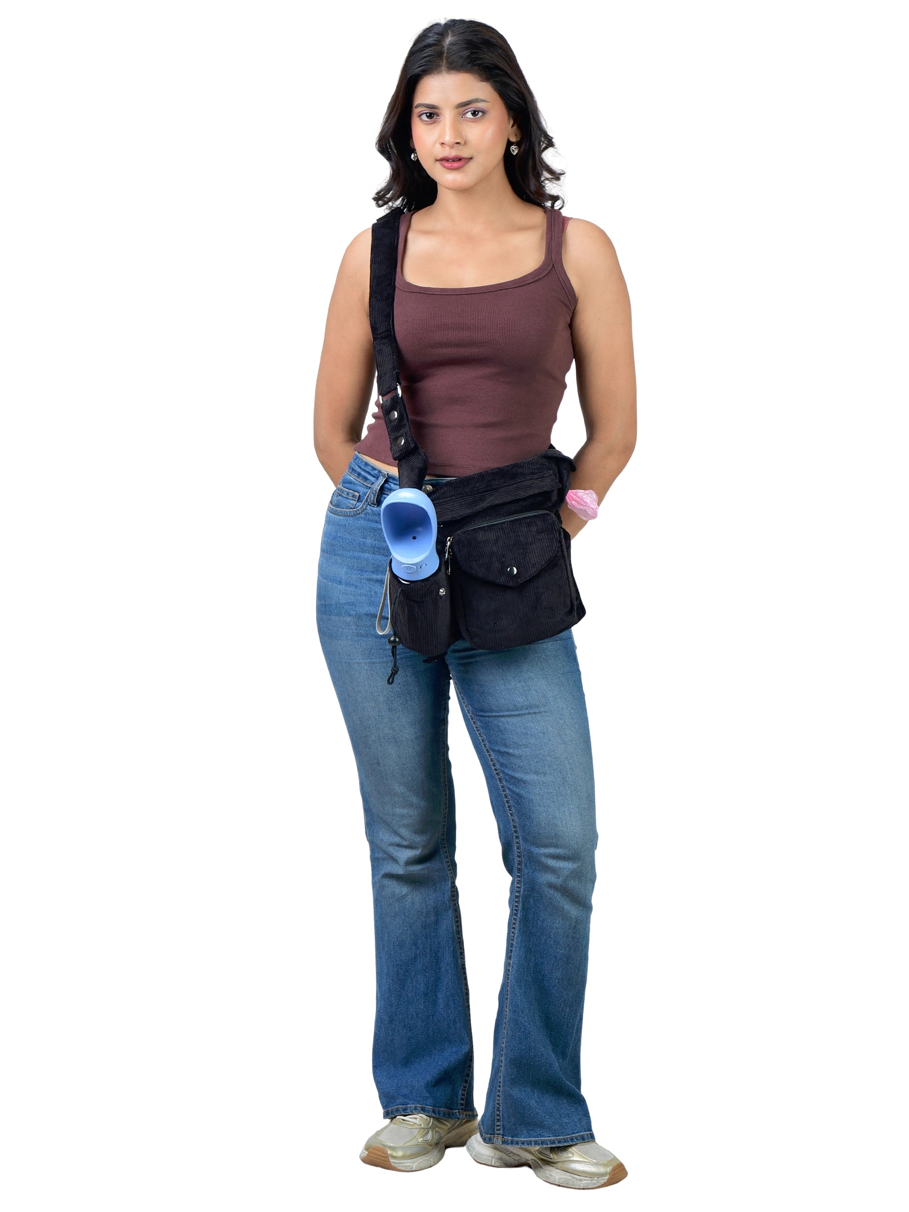 Model trägt Crossbody Cord Gassi-Tasche in Anthrazit von Nijens mit Flaschenhalter, Leckerlifach und Platz für Handy & Kotbeutel.