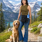 Frau mit anthraziter Cord-Gassitasche und integriertem Flaschenhalter neben einem Golden Retriever