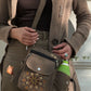 Frau trägt Gassi-Tasche Konstanz in Braun mit Mandala-Design, Flaschenhalter und Crossbody-Gurt im Alltag