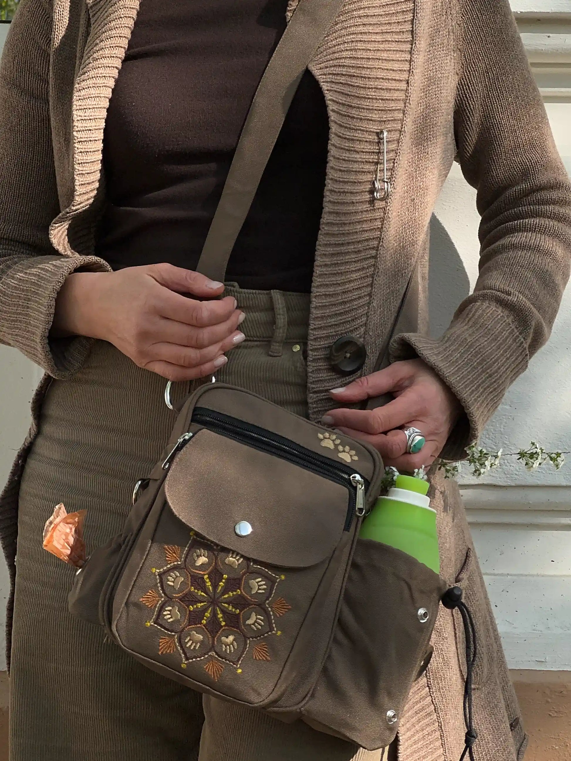 Frau trägt Gassi-Tasche Konstanz in Braun mit Mandala-Design, Flaschenhalter und Crossbody-Gurt im Alltag