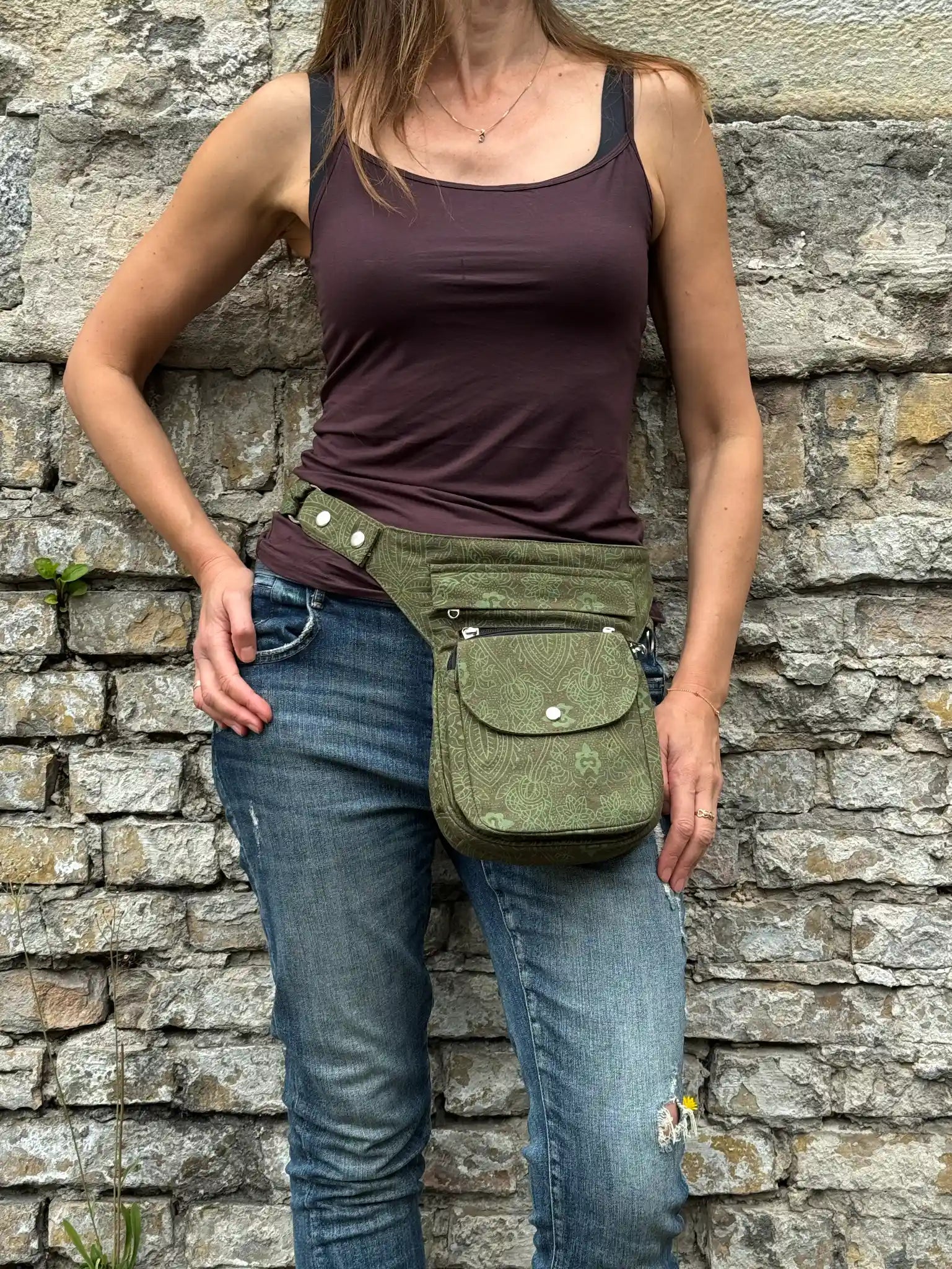Khakifarbene Gassi-Tasche Super Hannover mit Ethno-Muster als Hüfttasche getragen