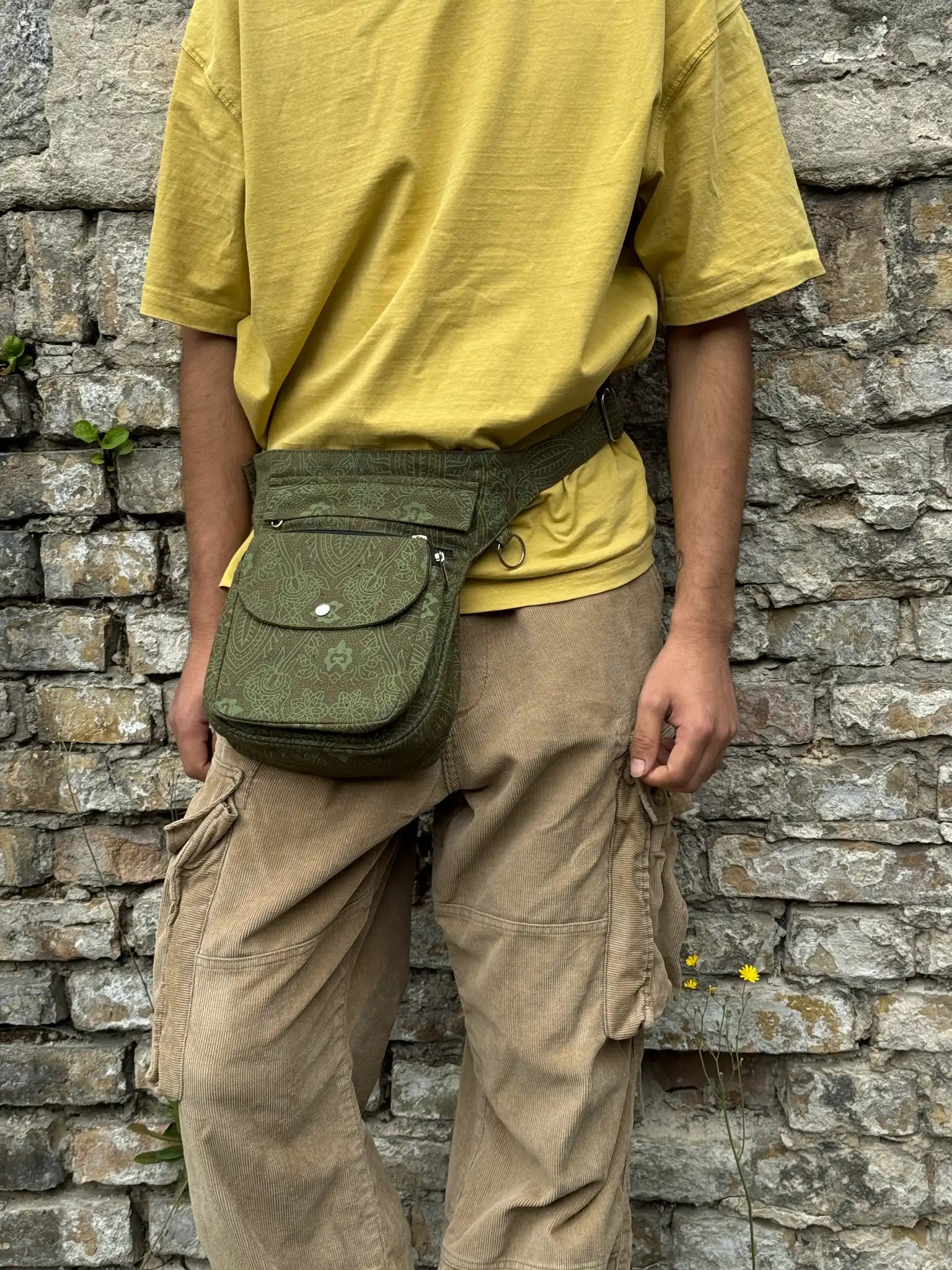 Super Hannover Gassi-Tasche in Khaki mit Ethno-Muster praktisch um die Hüfte getragen