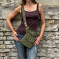 Khakifarbene Gassi-Tasche Super Hannover mit Ethno-Muster als Crossbody-Tasche getragen