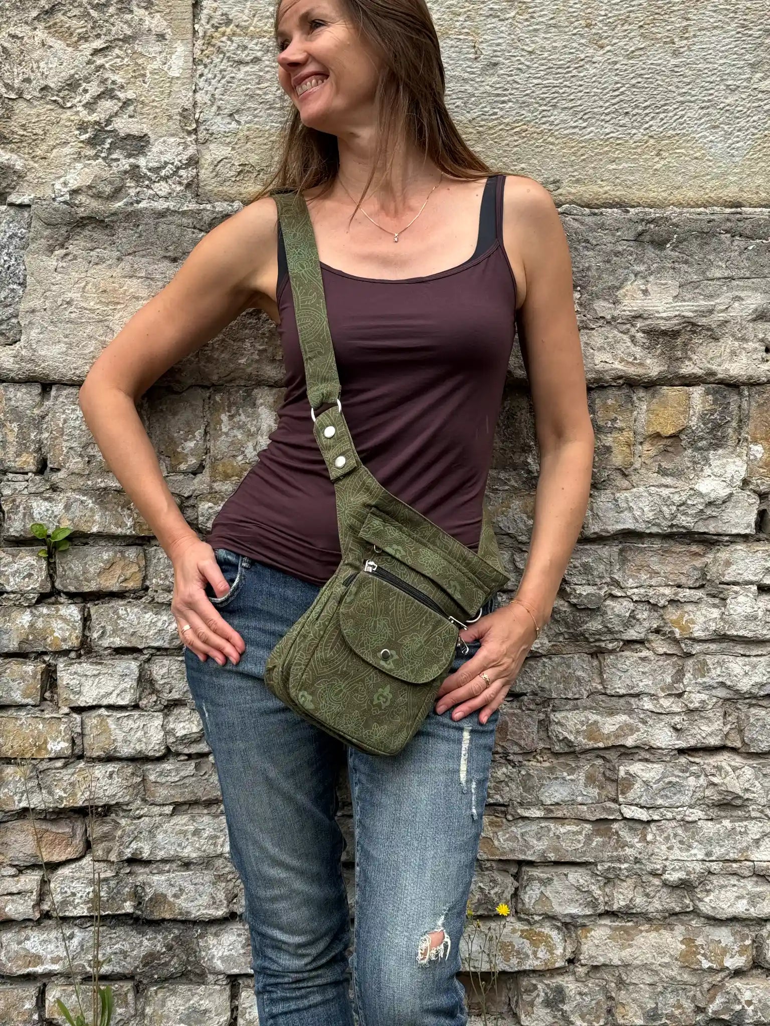 Khakifarbene Gassi-Tasche Super Hannover mit Ethno-Muster als Crossbody-Tasche getragen