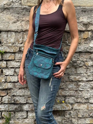 Petrolfarbene Gassi-Tasche Super Hannover mit Ethno-Muster als Crossbody-Tasche getragen
