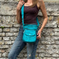 Türkisfarbene Gassi-Tasche Super Hannover mit Ethno-Muster als Crossbody-Tasche getragen