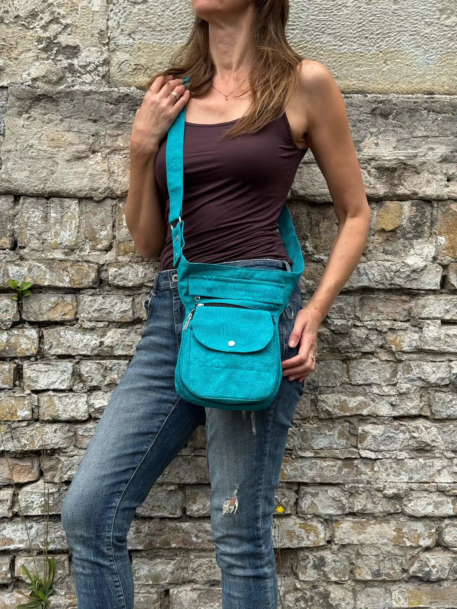 Türkisfarbene Gassi-Tasche Super Hannover mit Ethno-Muster als Crossbody-Tasche getragen