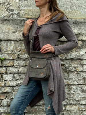 Olivgrüne Gassi-Tasche Super Hannover mit Ethno-Muster als Crossbody getragen